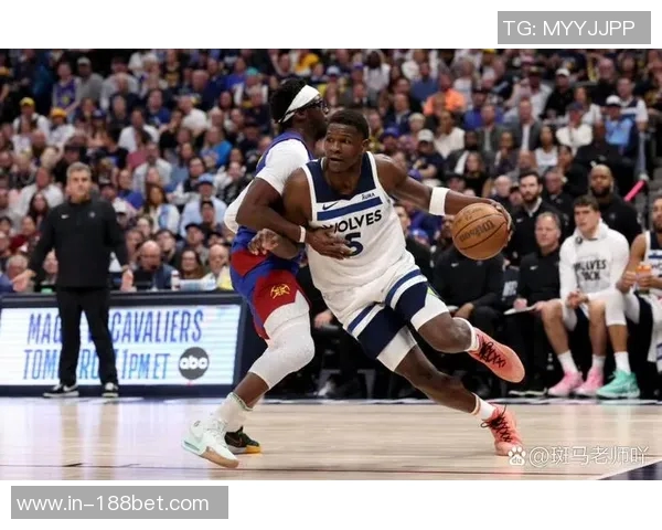 爱德华兹半场表现低迷仅得8分失误频繁三分球全失手状态堪忧